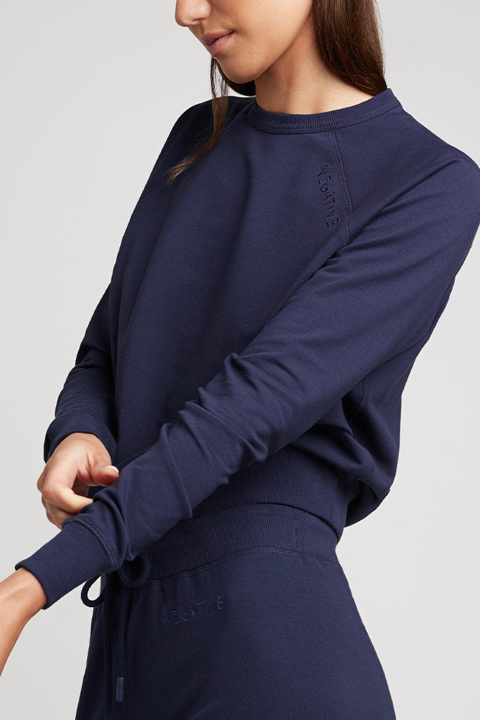 Navy crewneck sweatshirt with joggers, long sleeves, curved hem and drawstring
