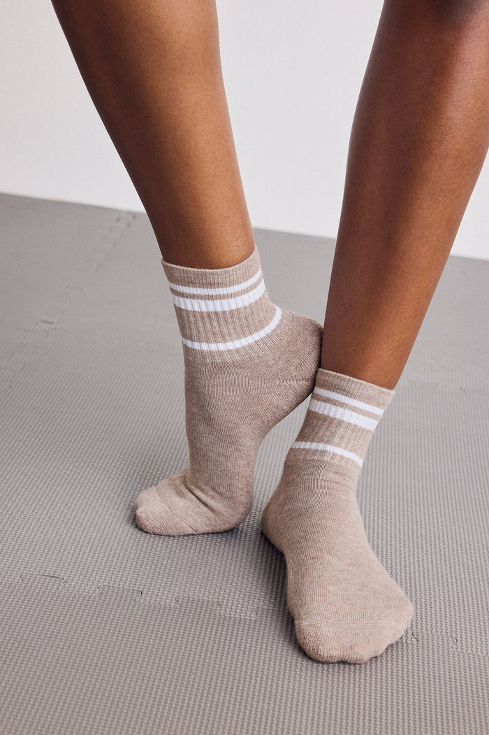 Beige ankle socks with striped cuffs and cushioned foot