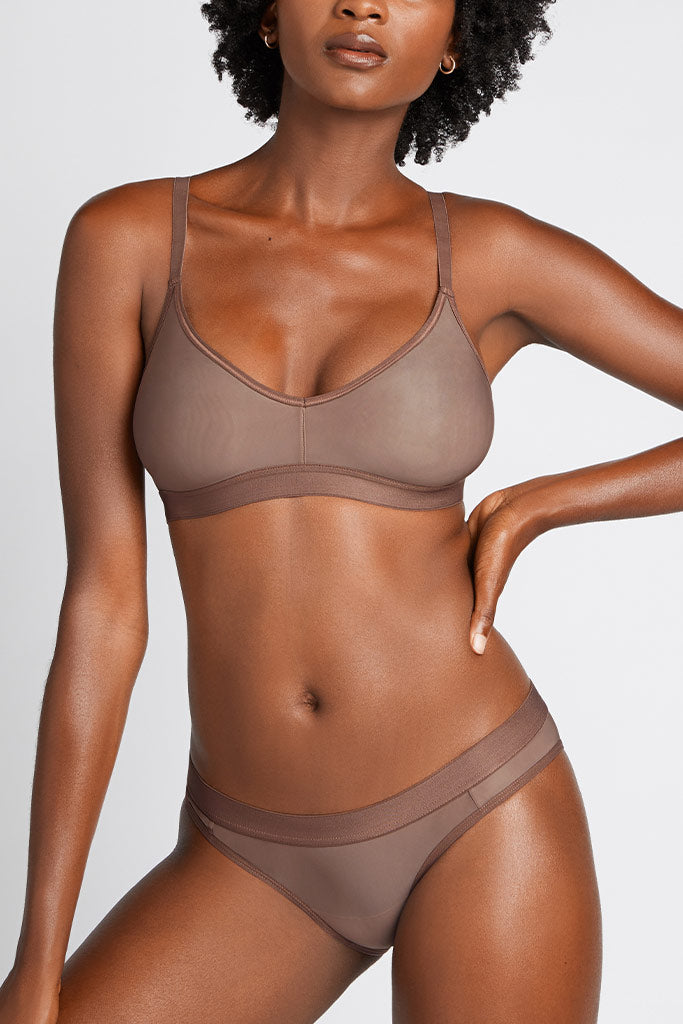 Haze bra and brief set with V-neckline and low-rise briefs