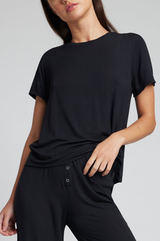 Black boyfriend tee, relaxed fit short sleeves and crew neckline
